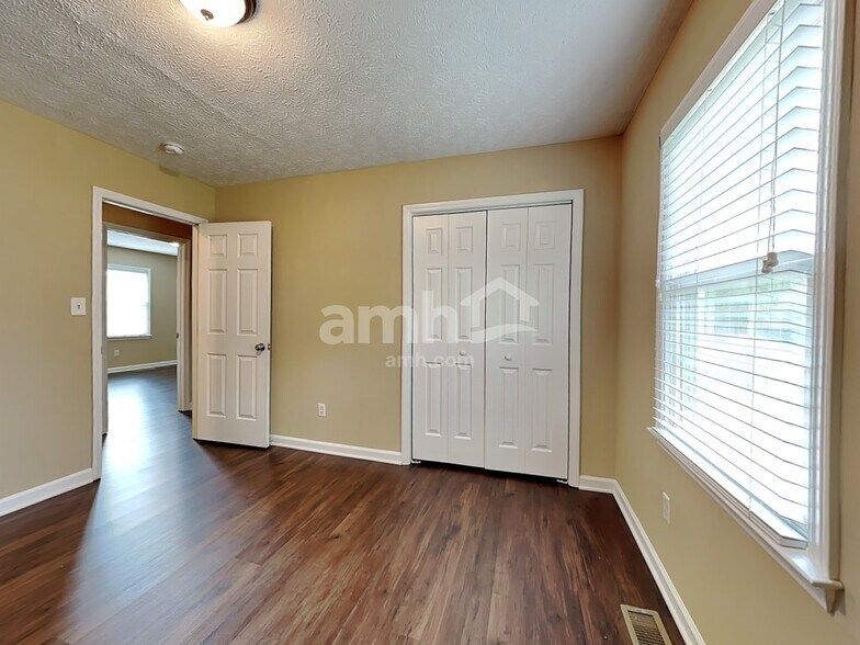 Building Photo - 541 Clyde Dr