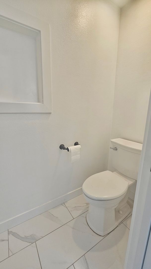 Building Photo - Spacious 4 Bed 3 Bath Home in Sought After...