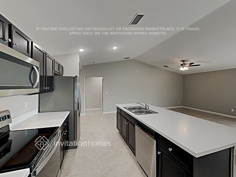 Building Photo - 3802 SW Daisy St