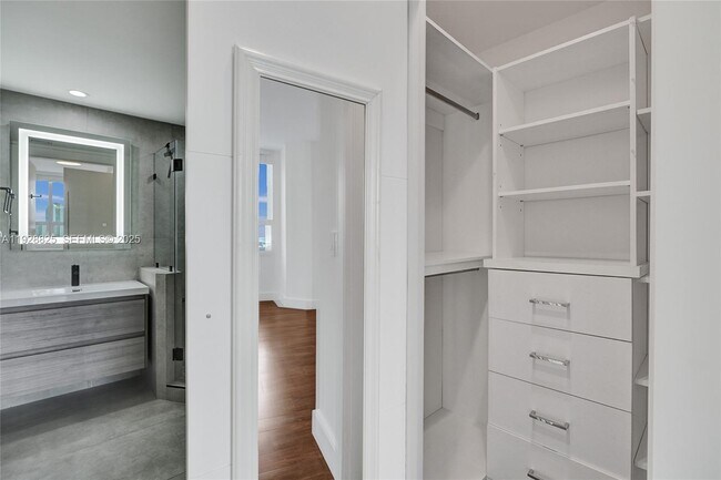 Building Photo - 848 Brickell Key Dr