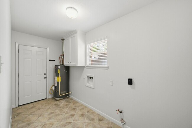 Building Photo - 10503 Shadow Wood Dr