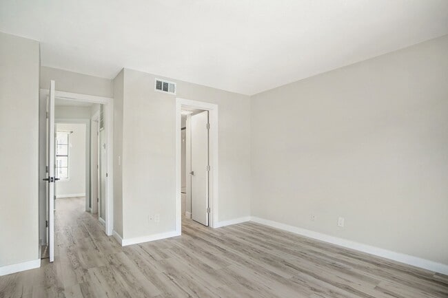 Building Photo - 618 W Collins St