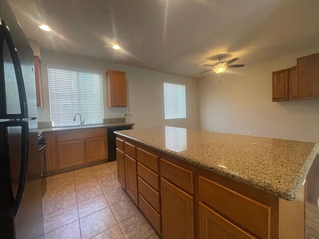 Building Photo - Tri-level 3 bedroom 3.5 bathroom townhouse...