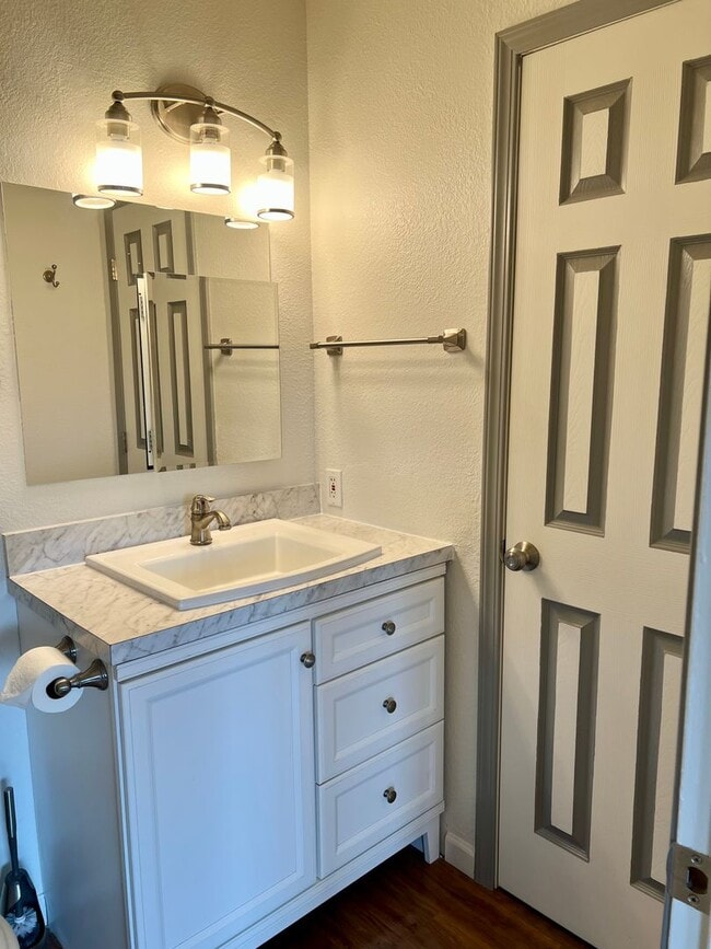 Building Photo - High speed internet included - 3 bedroom townhouse