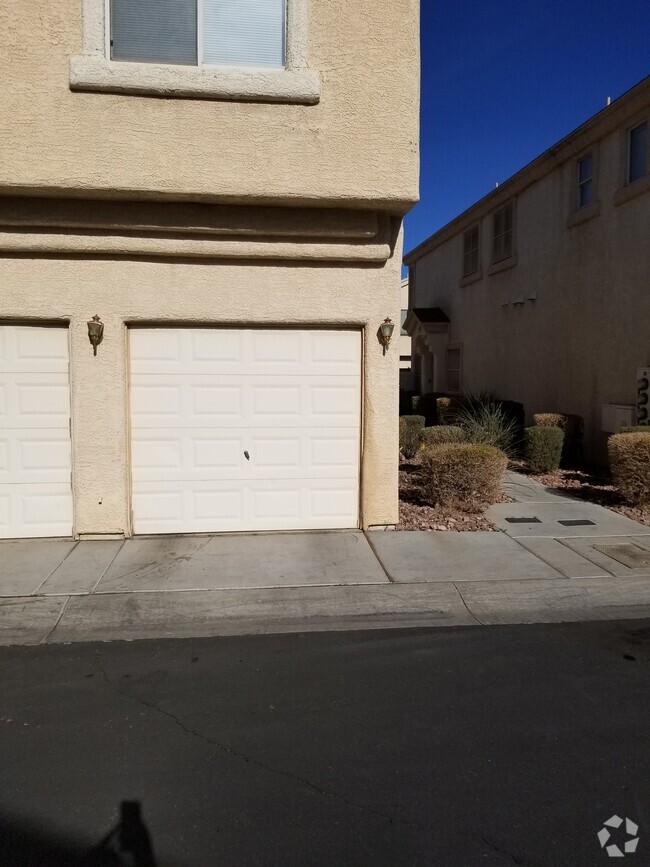 Building Photo - 6434 Stone Dry Ave
