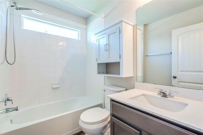 Building Photo - 303 Marimoor Dr