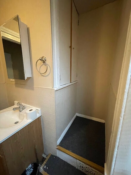 Full Bathroom 2 Storage - 1730 N 25th St