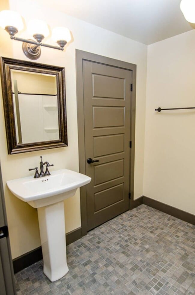 Building Photo - C Street Loft Available Now!