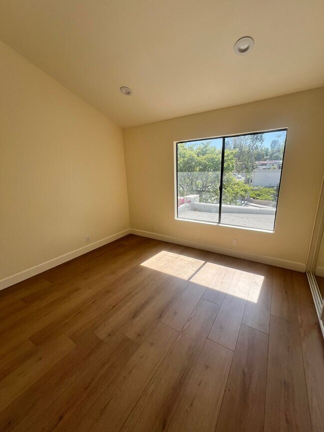 Building Photo - Thousand Oaks - 3 bedroom, 2.5 bath in the...