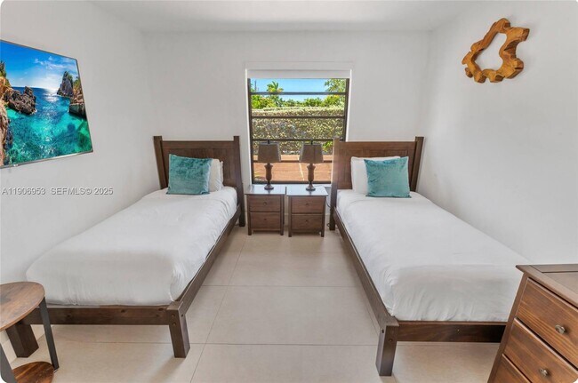 Building Photo - 7536 W Treasure Dr