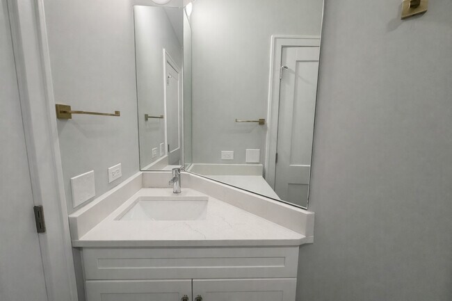 Building Photo - 1535 N Maplewood Ave