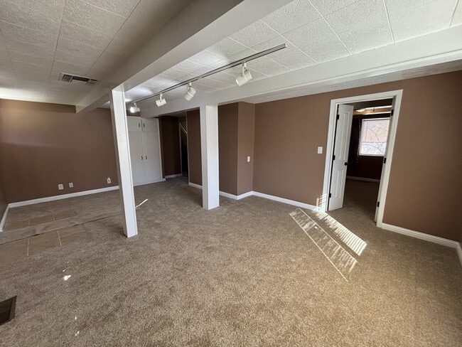 Building Photo - Multi-Generational Family Living near downtown Placerville