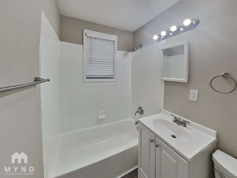 Building Photo - 406 Blair Villa Dr SE