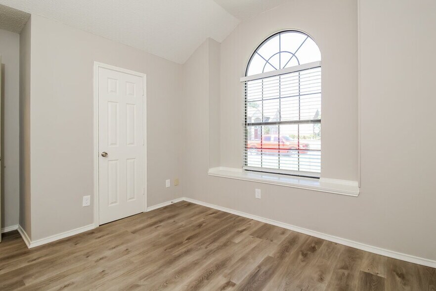 Building Photo - 701 Park View Ave