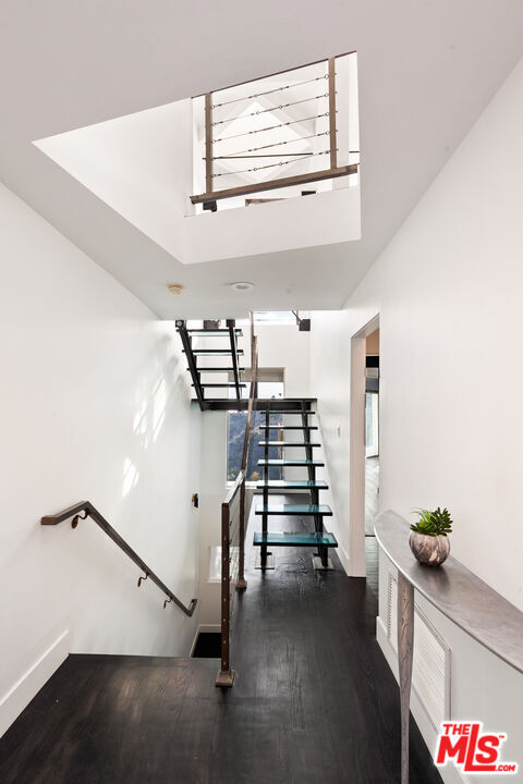 Building Photo - 1885 Sunset Plaza Dr