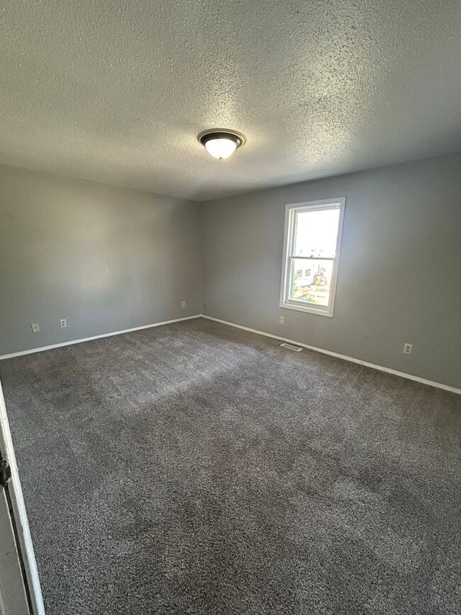 Building Photo - NEW LISTING! 3 BEDROOM HOUSE