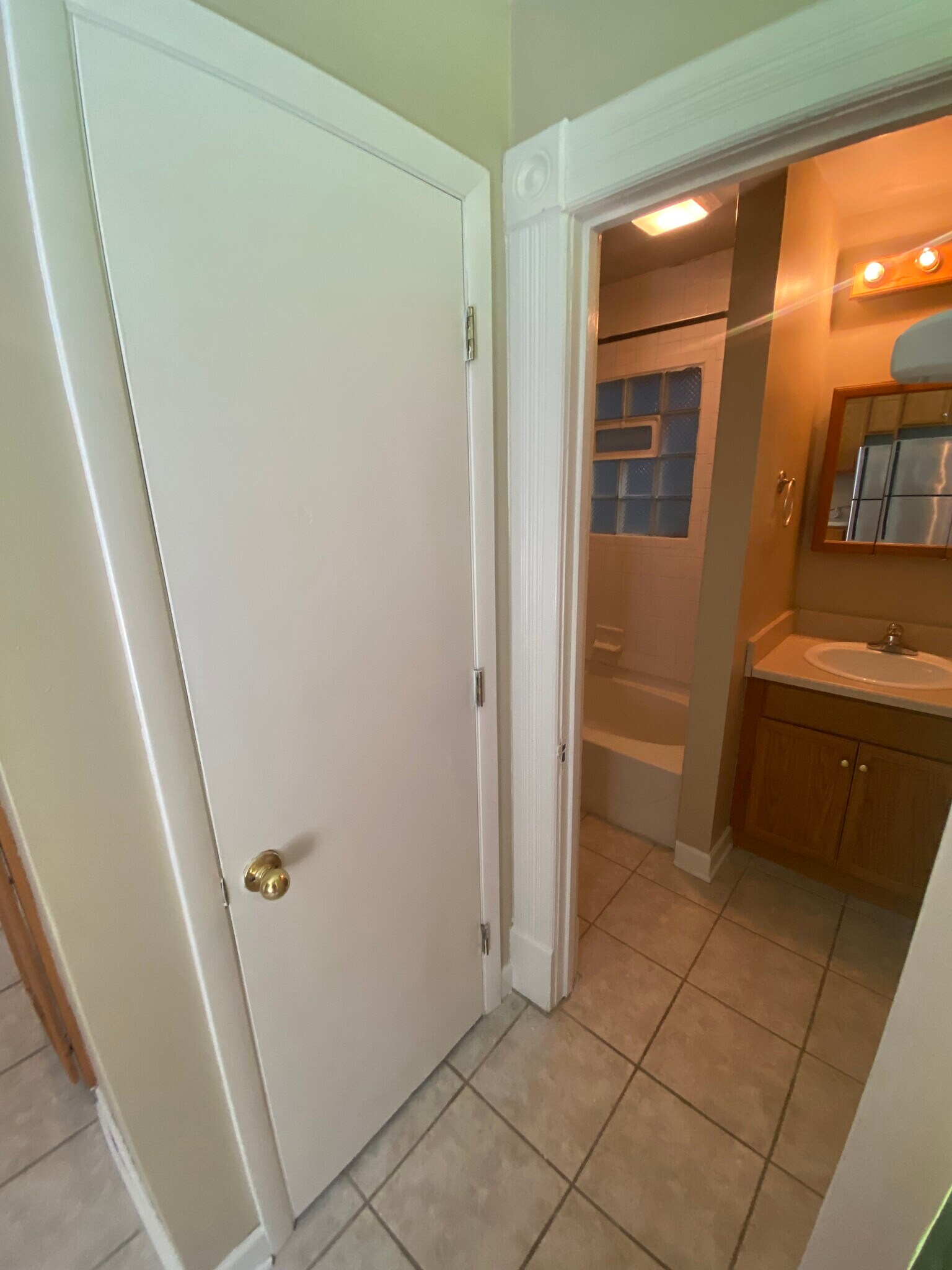Linen Closet/Bathroom - 1720 N Astor St