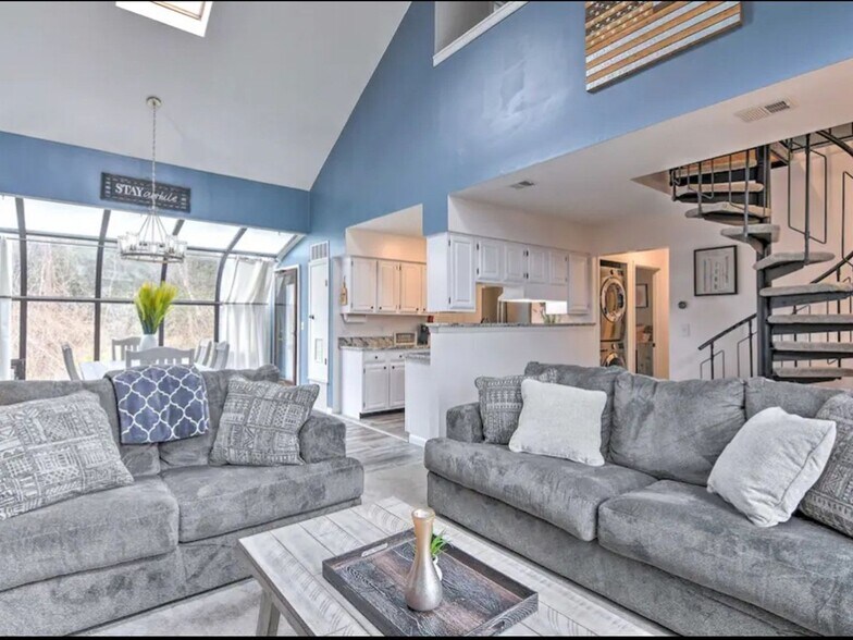 Building Photo - 7 Pevero Dr