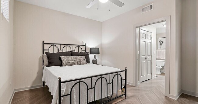 Building Photo - Stylish Comfort + 1 Month FREE!