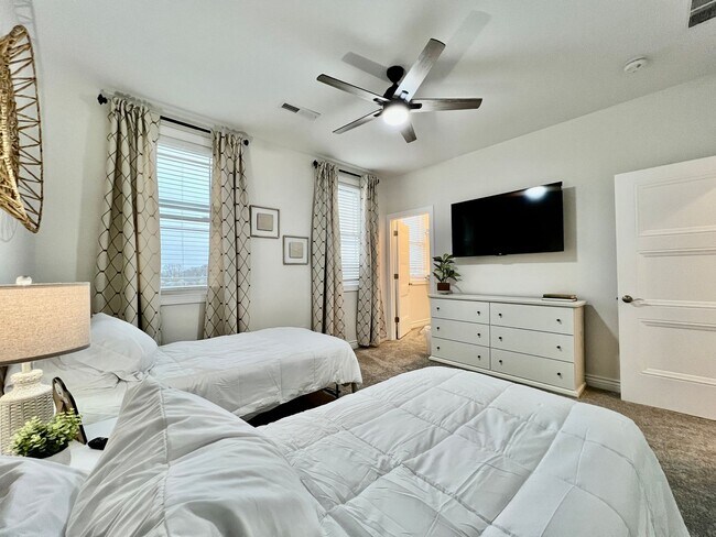 Building Photo - NEW, big, beautiful, Executive Home Libert...