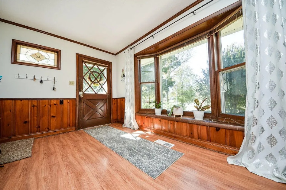 entry room - 2506 Elm Dr NE