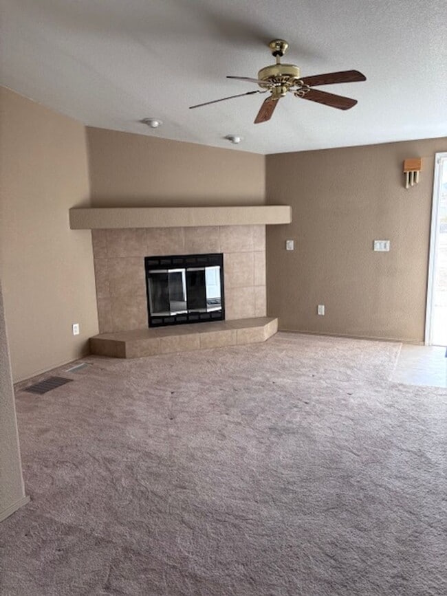 Building Photo - Spacious 3 Bedroom, 2 Bath Home with Large...