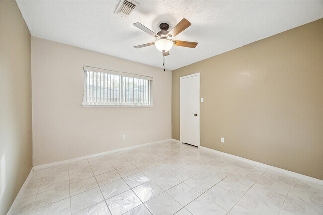 Building Photo - 21423 Park Valley Dr