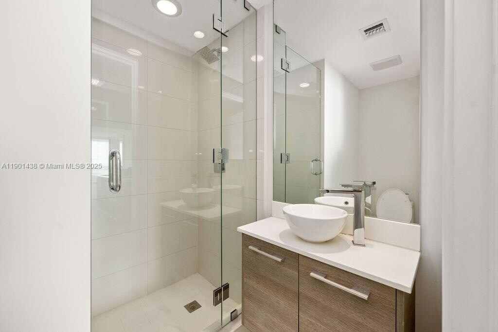 Building Photo - 650 NE 32nd St