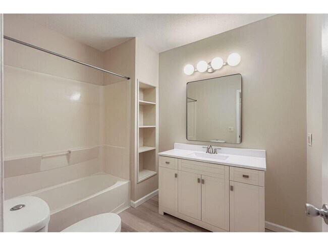 Building Photo - 475 Lawson Ave W