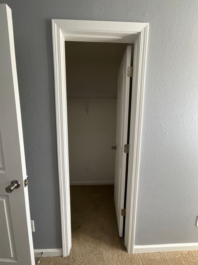 Building Photo - Large 5 bedroom home in Established Neighborhood ready to rent!