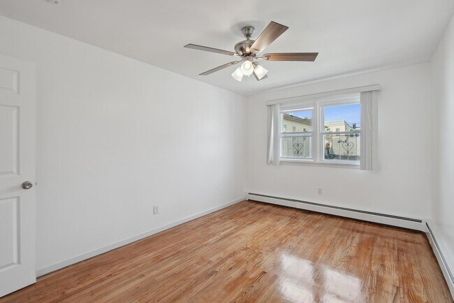 Building Photo - 140 Hopkins Ave