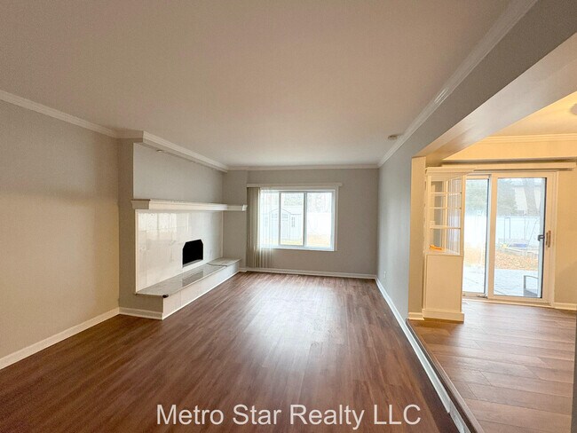 Building Photo - 1553 Lakewood Dr