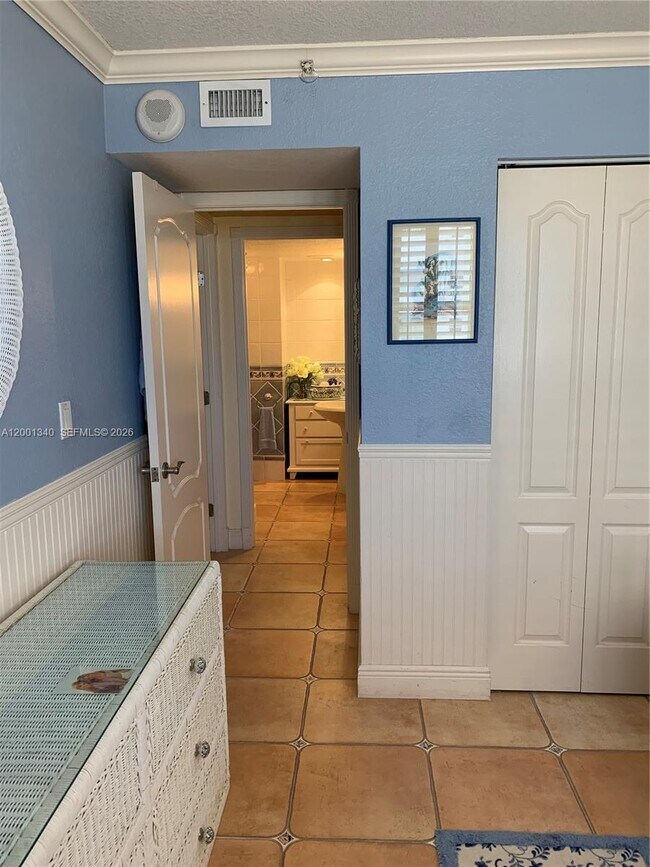 Building Photo - 2555 Collins Ave