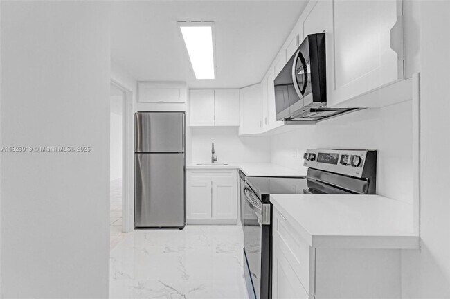 Building Photo - 905 Brickell Bay Dr
