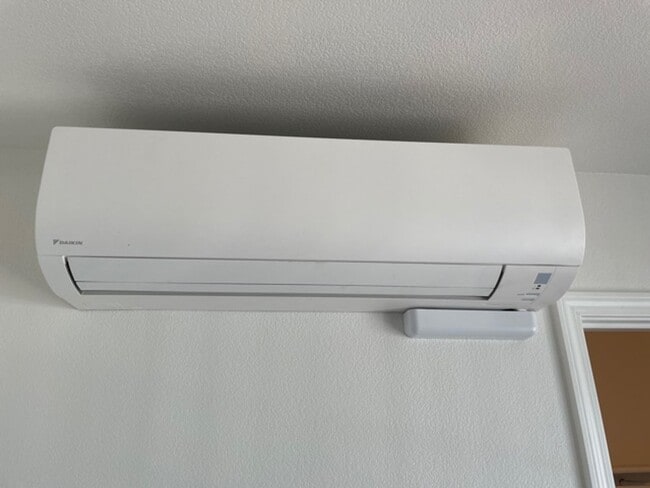 Building Photo - 1 Bed/1 Bath Upstairs Apartment in Gated SR Complex.