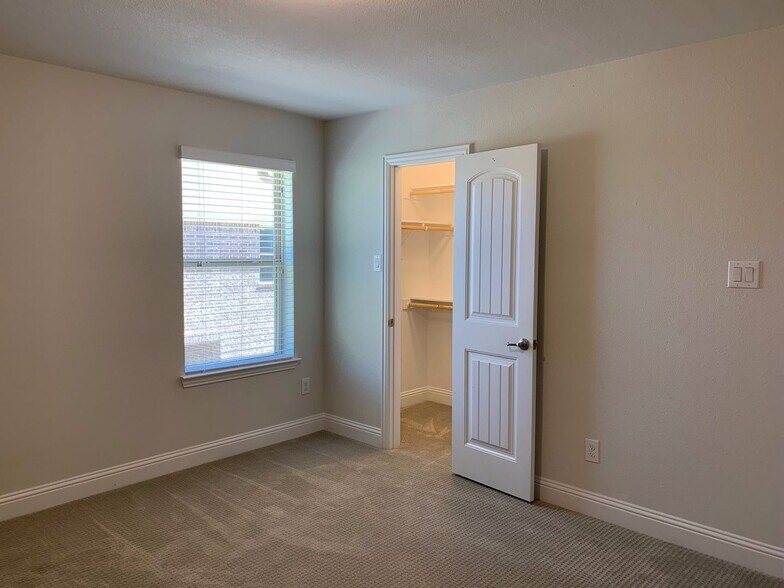 Building Photo - 2420 Holland Grove