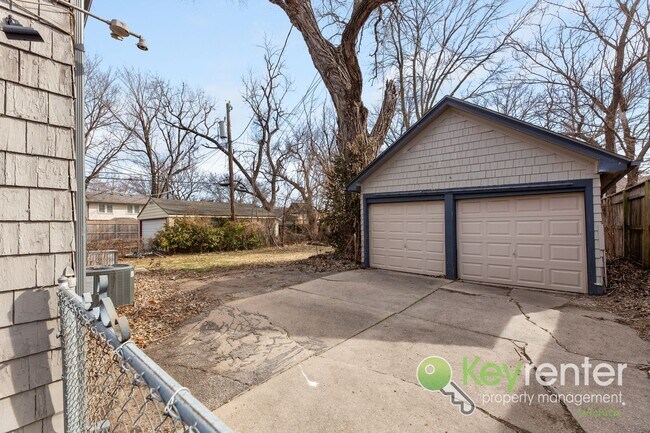 Building Photo - E Lewis St Duplex