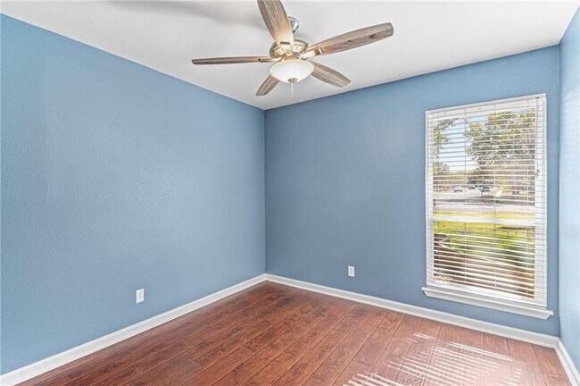 Building Photo - 3810 Hillside Dr