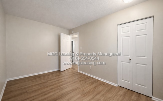 Building Photo - Freshly Renovated & Move-In Ready in Blue Springs - Schedule A tour today!
