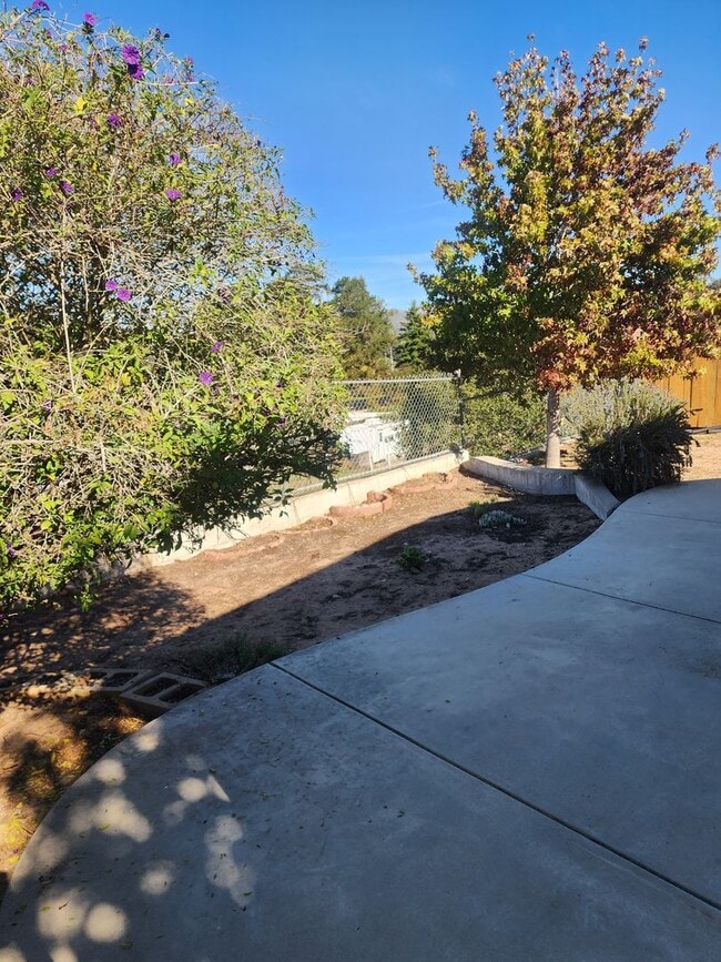 Building Photo - Adorable Retro Chic Home