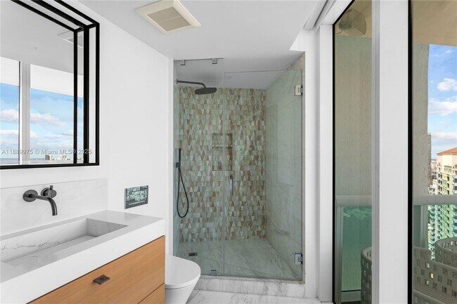 Building Photo - 1000 South Pointe Dr