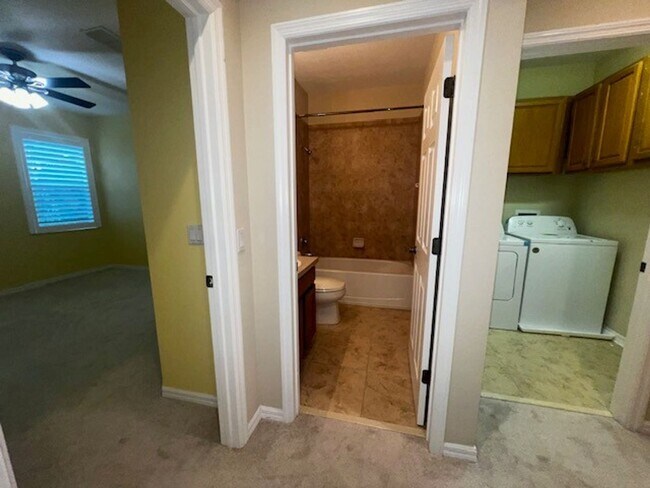 Building Photo - MOVE IN NOW-OVIEDO RENTAL!BEAUTIFUL 3 bd 2.5 bath townhome! 2 CAR ATTACHED GARAGE!FRESH PAINT! Wa...