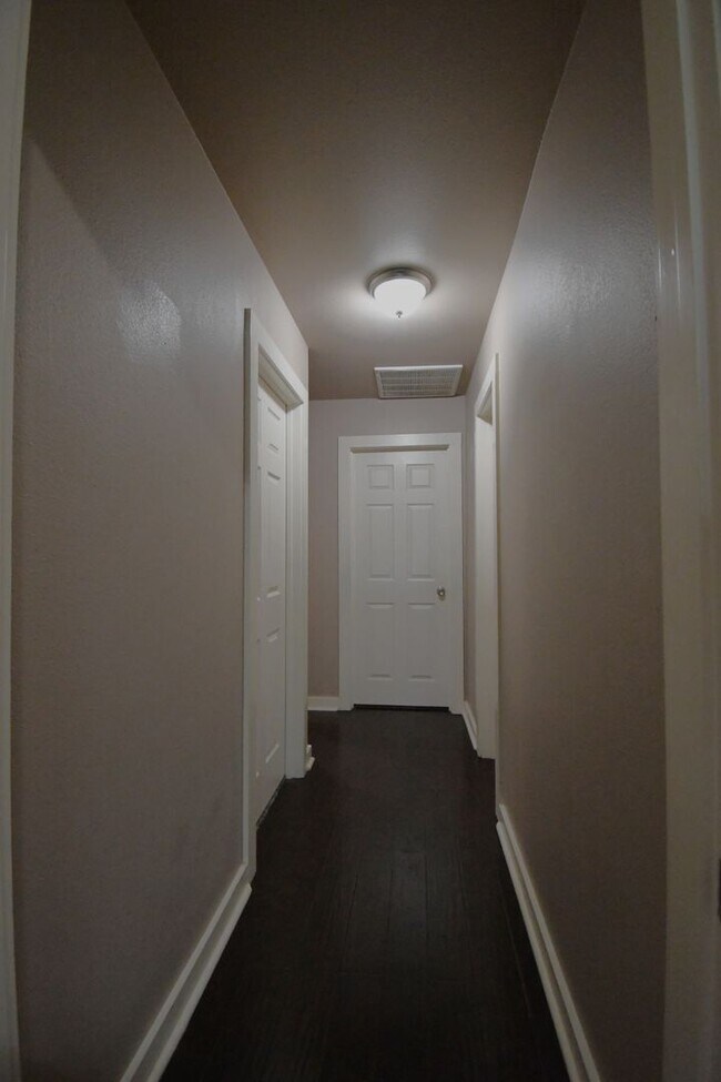 Building Photo - Lovely 4 Bedroom 2 Bath in Flint!