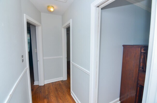 Building Photo - 815 Neartop Dr