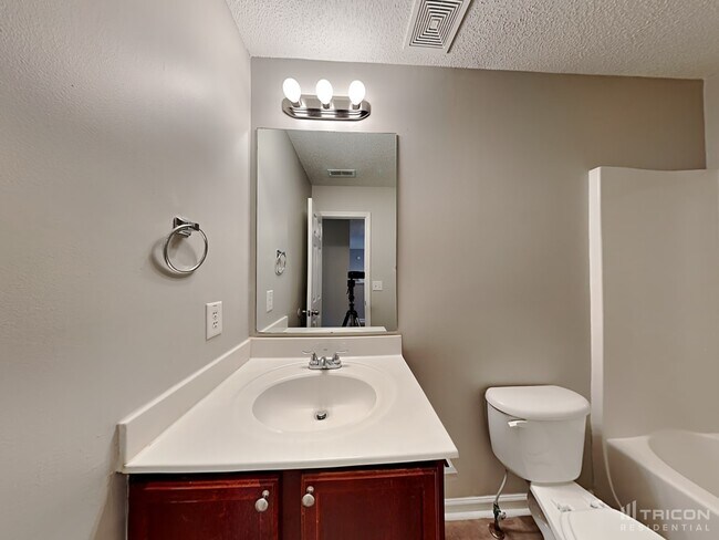 Building Photo - 301 Lauren Dr
