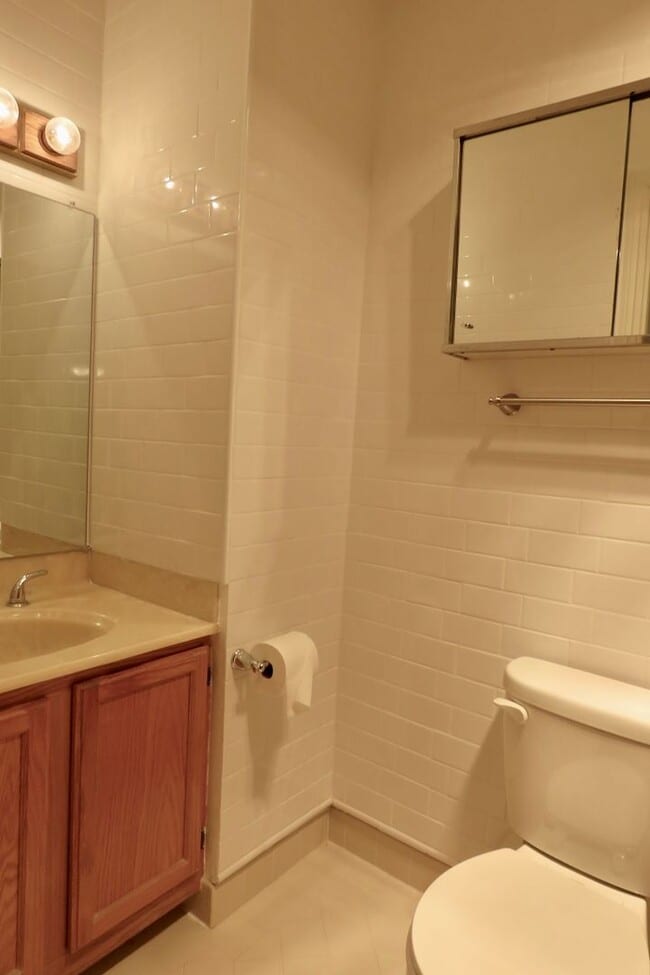 Building Photo - Condo with 2 baths, Parking and Private Pa...