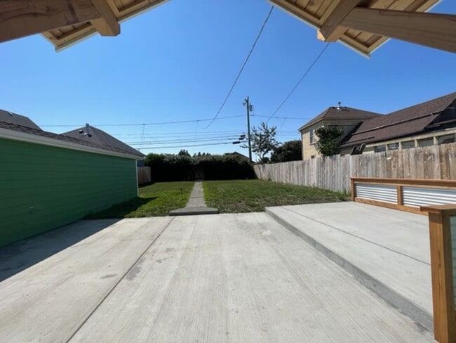 Building Photo - East Eureka! Top to bottom remodel, 2/1 house w/ garage