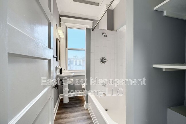 Building Photo - 3028 Kenyon Ave