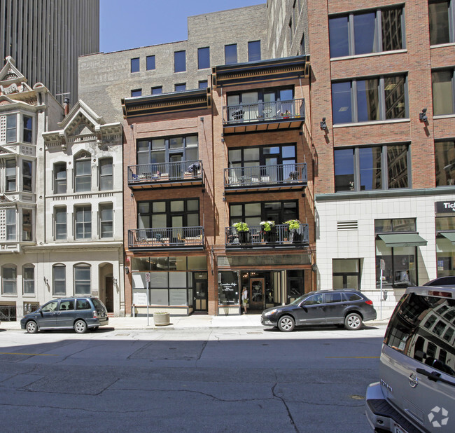 Primary Photo - 224-226 E Mason St
