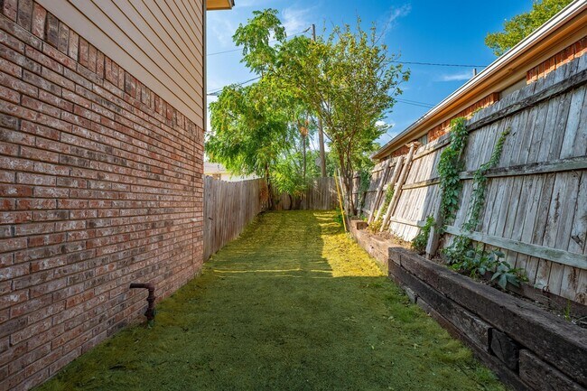 Building Photo - 9348 Highedge Cir
